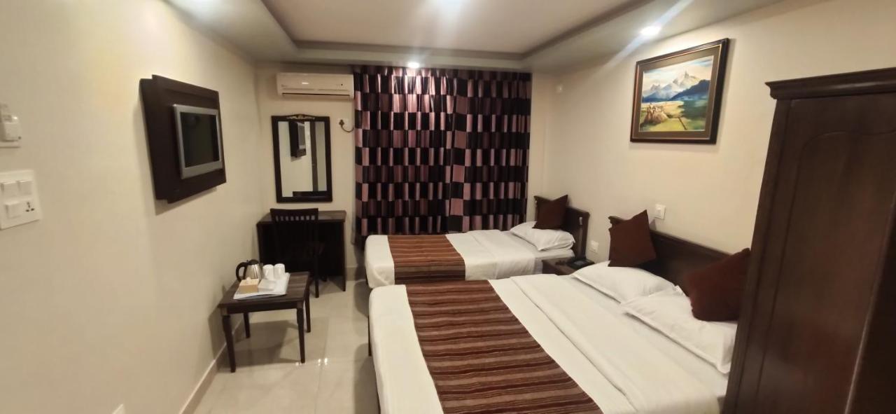 Hotel Pipal Tree Катманду Екстер'єр фото