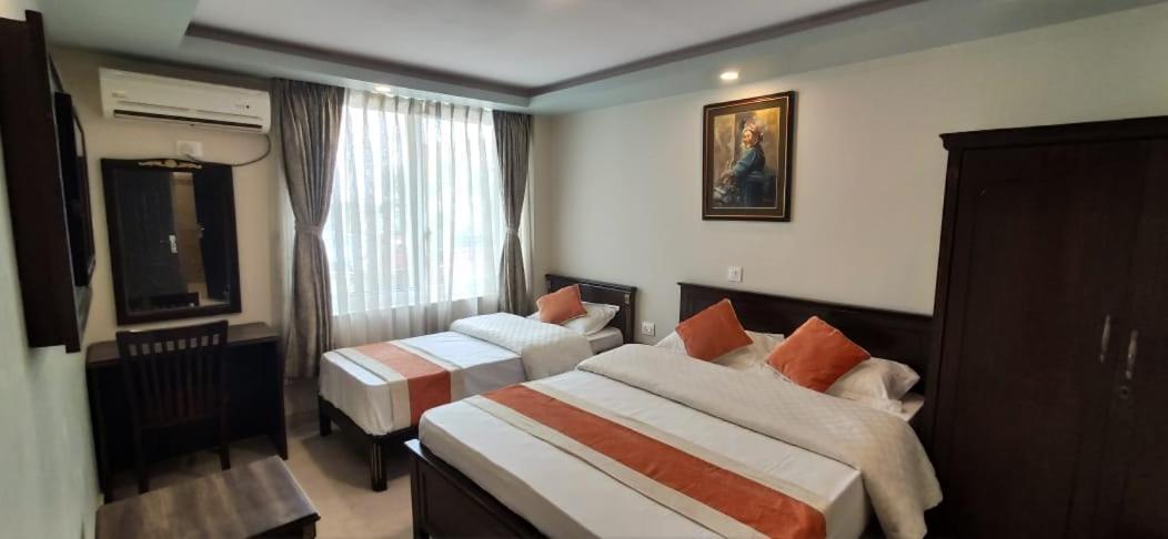 Hotel Pipal Tree Катманду Екстер'єр фото