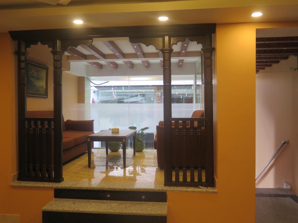 Hotel Pipal Tree Катманду Екстер'єр фото